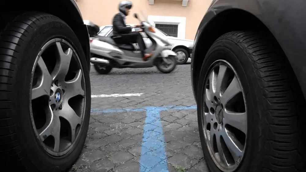 Strisce blu a Roma: le auto elettriche e ibride pagano?